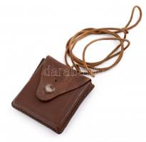 MOM régi tájoló, eredeti fém tartójában és bőr tokjában, nyakba akasztható, a tok kopott, kicsit fes...