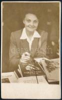 1944 Rácz Vali (1911-1997) színésznő, énekesnő, Tiszavölgyi József (1909-?) budapesti fotóriporter pecsétjével jelzett vintage fotó, 13,2x8,3 cm