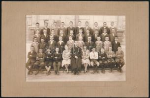 1928 Tóváros, a IV. B. osztály csoportképe, hátoldalán nevesítve mindenki, a képen elfoglalt helye szerint, Kaksa fényképész felvétele, 11,2x17 cm, karton 16,5x25 cm