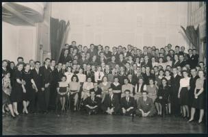 1941. november 16. A Budai Katolikus Kör táncos rendezvényén készült csoportkép, feliratozott és pecséttel jelzett vintage fotó, 15x23 cm
