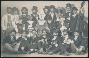 1924 A Mikulás társasága c. előadás résztvevői, hátoldalán aláírások, 9x13,8 cm