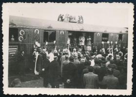 1939. május 14. Munkács, a szent jobbot szállító aranyvonat, díszőrséggel az állomáson, feliratozott vintage fotó, 6,2x8,7 cm
