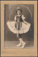 1939 Tótkomlós, kislány magyaros ruhában, vintage fotó, alírással jelezve, 22,2x15,3 cm, karton 28,4x19,2 cm