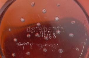 Kosta Boda piros kristály kínáló tál. Jelzett, sorszámozott, hibátlan. h: 18 cm, m:  13 cm