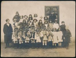 1927 Hófehérke és a hét törpe előadása után a II. elemista gyerekek, vintage fotó, 12x16 cm