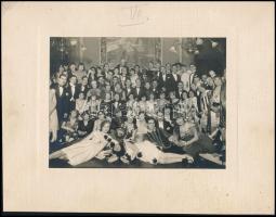 1927 Budapest, Farsangi bál résztvevői, Seidner Zoltán fényképész pecséttel jelzett vintage fotója, 12,7x17 cm, karton (sarka törött) 20,5x26,4 cm