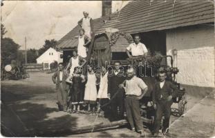 Zalaszentgrót, cséplőgép mezőgazdasági munkásokkal. Szentesi Árpád fényképész, photo (fa)