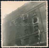 1956 Budapest, szétlőtt ház a forradalom napjaiban, 11×11 cm