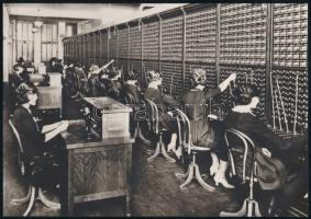 cca 1930 Nők telefonközpontban, fotó, későbbi előhívás, 16×23 cm
