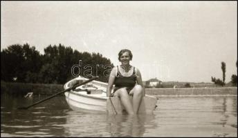 cca 1930-1940 Vegyes fotónegatív tétel, közte fürdőzés, vitorlázás, Zeppelin léghajó, 7×12 cm