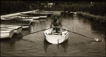 cca 1930-1940 Vegyes fotónegatív tétel, közte fürdőzés, vitorlázás, Zeppelin léghajó, 7×12 cm