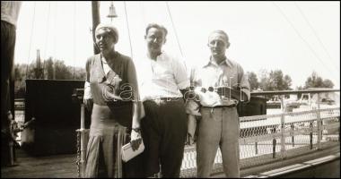 cca 1930-1940 Vegyes fotónegatív tétel, közte fürdőzés, vitorlázás, Zeppelin léghajó, 7×12 cm