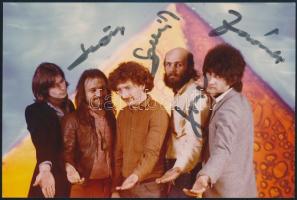 Piramis együttes tagjainak aláírása képeslapon