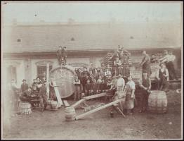 1906 Herrmann J. és fiai kádárüzem munkatársairól készült fotó, historizáló mintájú kartonon, fotó k...