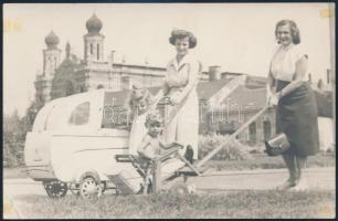 1954 Debrecen, Petőfi tér, a háttérben az egykori Deák Ferenc utcai zsinagóga a leégése után, tető és kupola nélkül, ragasztónyomokkal, 14x9 cm