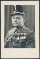 1943 Fiatal katona (hadnagy?) műtermi fotója, kitüntetésekkel (Erdélyi Emlékérem stb.), a hátoldalon ajánlással, 9,5x6,5 cm