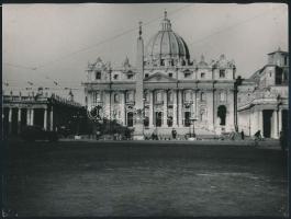 cca 1938-1960 Róma látképe, és a Szent Péter Bazilika fotója, az egyik kissé foltos, kis törésnyomokkal,17x23 cm és 18x24 cm