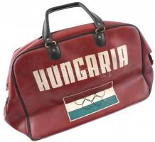 Hungaria feliratú olimpiai sportoló műbőr táska, kopásnyomokkal