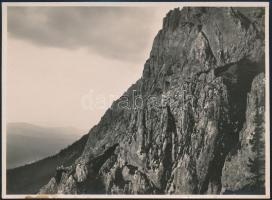 Brassó környéki helyek, a Királykő nyugati sziklafala, fotó, hátoldalon feliratozva, 16x11 cm