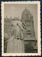 cca 1921-1940 A Trianon-szoborcsoport Délvidék (Dél) szobra, Szentgyörgyi István alkotása, Bp., Szabadság tér, vintage fotó, jobb alsó sarkában töréssel, 8x6 cm