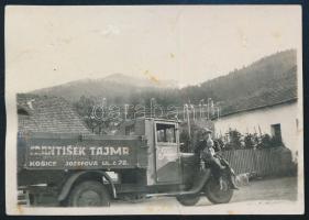 cca 1930-1950 Kassai teherautó szlovák nyelvű felirattal az oldalán, vintage fotó, kissé foltos és kopott, alján apró szakadással, 6x8,5 cm