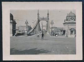 cca 1920-1930 Budapest, Ferenc József híd, pesti hídfő közlekedési rendőrrel, kerékpározó gyerekkel, autóval, vintage fotó, 3x4 cm