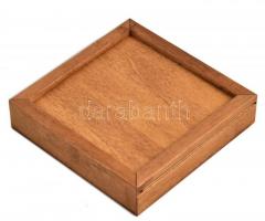 A velencei futárszolgálat pecsétje fa dobozban, olasz nyelvű leírással, jó állapotban, 12x12 cm