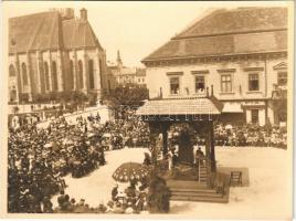 1915 Kolozsvár, Cluj; Ünnepség a Kárpátok őre szobor avatásakor, Tamási Tamás és fia üzlete / celebration at statue inauguration. photo (11,6 x 8,7 cm)