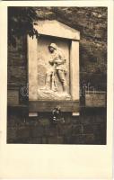 Esztergom, az 1934. június 10-én leleplezett 14-es honvéd emlékmű (Berán Lajos műve), hősök szobra. Sziklay Béla felvétele