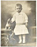cca 1920 Gyermek nyuszival, Nagy méretű fotó kartonon 36x46 cm