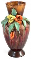 Komlós kerámia váza virág díszítésekkel. Jelzett, kis lepattanásokkal. m: 27 cm