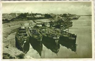 1938 Komárom, Komárnó; Pristav / teherkikötő, iparvasút, vonat, vagonok, uszályok / port, idunstrial railway, wagons, barges + "1938 KOMÁROM VISSZATÉRT" So. Stpl