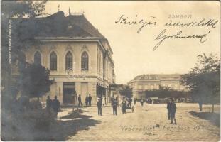 1906 Zombor, Sombor; tér, Vadászkürt Fernbach ház, kávéház és szálloda, piac. Schön Adolf kiadása / square, market, hotel and cafe. photo