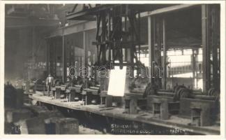 1930 Leoben, Stahlwerk, Ausziehen d. Block und Tieföfen / iron work interior. Photo Karl Krall