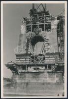 1948.VIII.27 Bp., munkálatok a Lánchídon, hátoldalán feliratozott és datált vintage fotólap, 12,5x8,5 cm