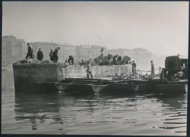 cca 1960 össz. 3 db felvétel Bp., a Kossuth híd pilléreinek elbontása, mellette vízi járművek a Duná...