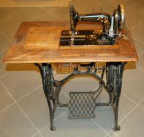 Antik Singer varrógép kiváló állapotban, teljesen működőképesen