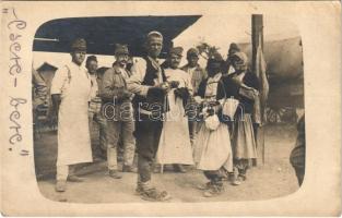 1917 Albánia, Kula Lums (Kulla e Lumës), csere-bere albánok és osztrák-magyar katonák között / WWI K.u.K. military, market with soldiers and Albanian vendors. photo (EK)