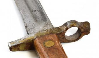 Bajonett, jelzés nélkül. Lakkozott markolattal. 37 cm