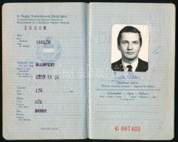 1971 Magyar Népköztársaság által kiállított fényképes útlevél, osztrák, olasz és amerikai bélyegzéssel