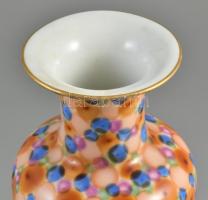 Zsolnay váza. Op-art szerű díszítéssel. Kézzel festett, jelzett, kis kopással az aranyozáson. 27 cm