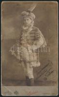 1908 Díszmagyarba öltözött fiatalember, keményhátú fotó Strelisky budapesti műterméből, karton sarkán törésnyom, 21×12,5 cm