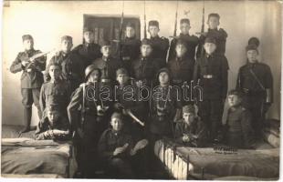 Rimaszombat, Rimavská Sobota; Csehszlovák katonák fegyverekkel és gázálarccal / Czechoslovakian soldiers with guns and gas masks. Winter photo