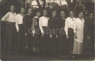 1917 Párkánynána, Párkány-Nána, Parkan, Stúrovo; hölgyek / ladies. photo