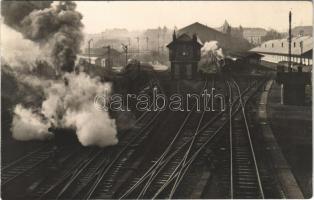 1939 Budapest VI. Nyugati pályaudvar, vasútállomás vágányokkal és gőzmozdonnyal. photo