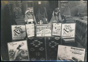 cca 1930 Békéscsaba, Hubertus kötött és Szövöttárugyár, áruminták, hátoldalon feliratozott fotó, sarkán törésnyom, másikon egy réteg papír leszakítva a hátoldalon, 11,5×16,5 cm