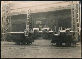 cca 1930 Diósgyőri m. kir. vas- és acélgyár, vagongyár, hátoldalon feliratozott fotó, 11,5×16,5 cm
