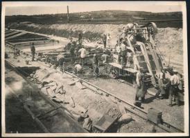 cca 1930 Palatinus Építő és Idegenforgalmi Rt., vasútépítés, pecséttel jelzett fotó, 11,5×16,5 cm