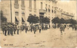 1916 Szatmárnémeti, Satu Mare; katonák az utcán / WWI military, soldiers on the street. photo (EK)