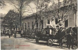 Arad, Cs. és kir. huszárlaktanya, lovaskocsi. Lenkovics kiadása / K.u.k. military hussar barrack, soldiers, horse carriage (fa)